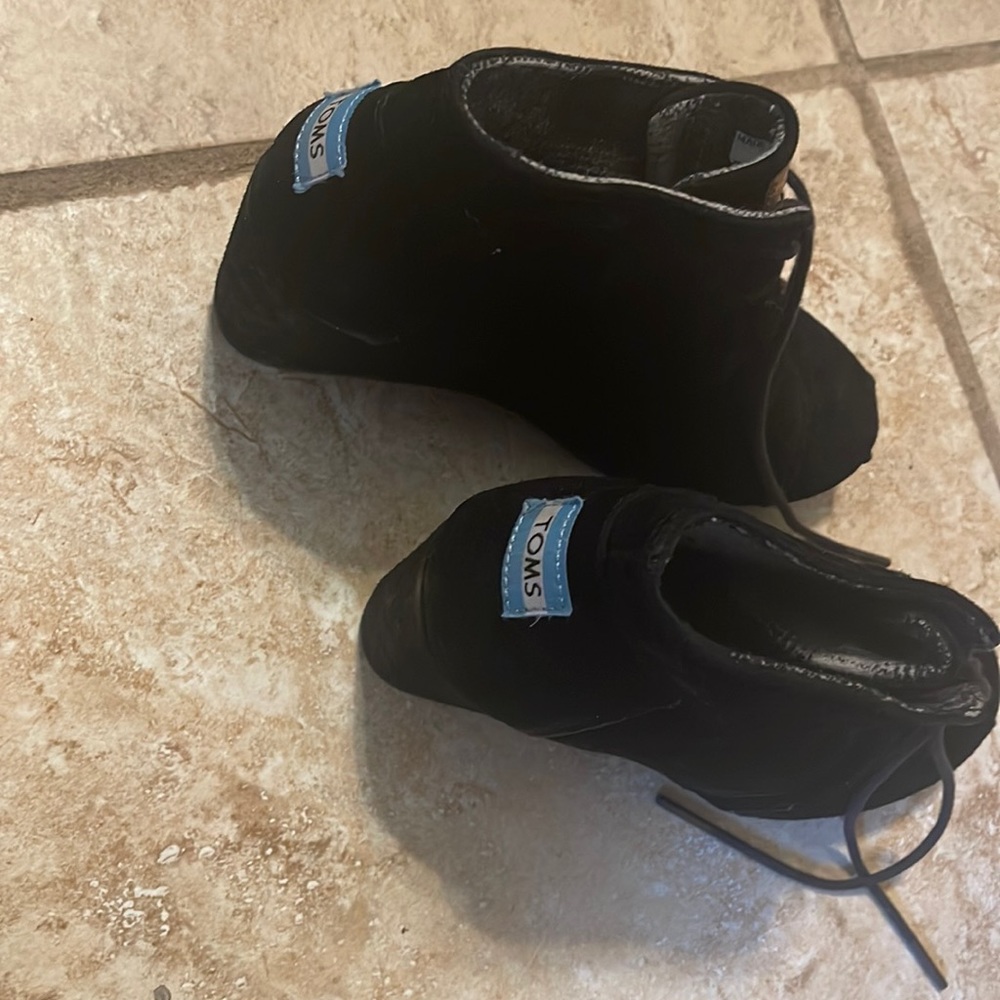 TOMS Desert Wedge Suede wedge bootie in Black, women size 8